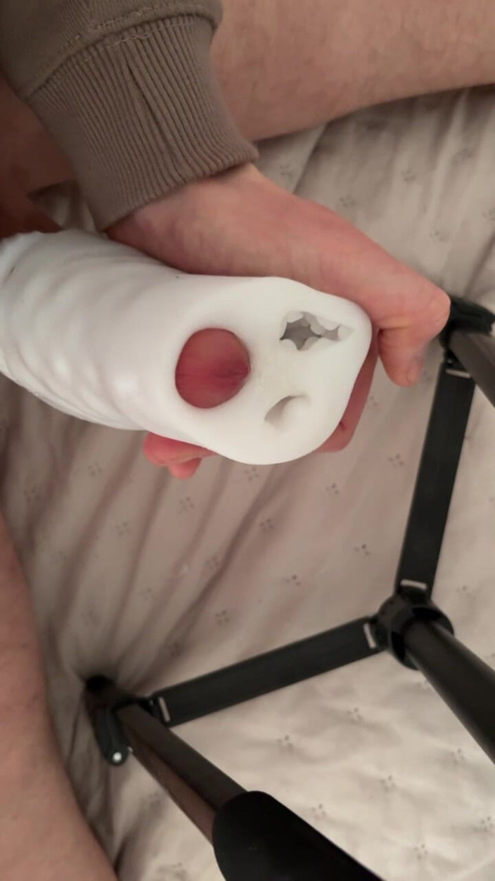 Dosstoevsky: Besar memusnahkan penggetar Fleshlight dan mengisinya dengan air mani