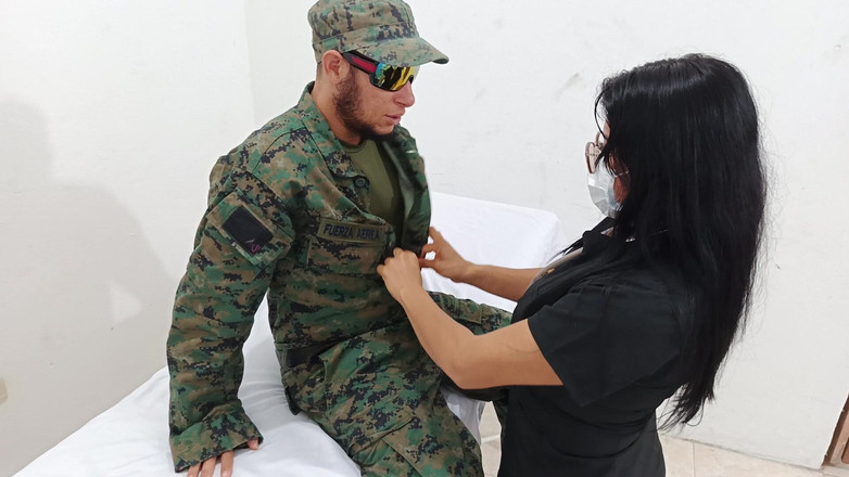 NEGRITA SEXY: Ein Arzt grapscht einen Soldaten in der Arztpraxis während eines...