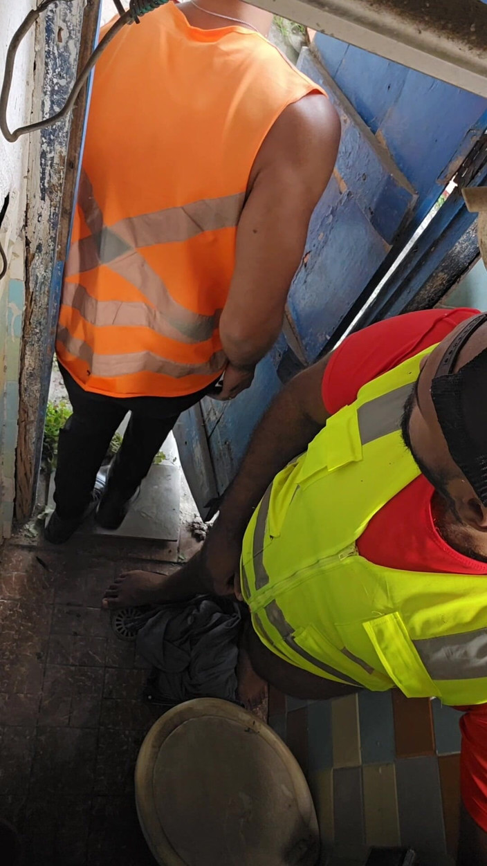 SEX GAY AMATEUR: Pracovník mi šuká zadek v koupelně v práci