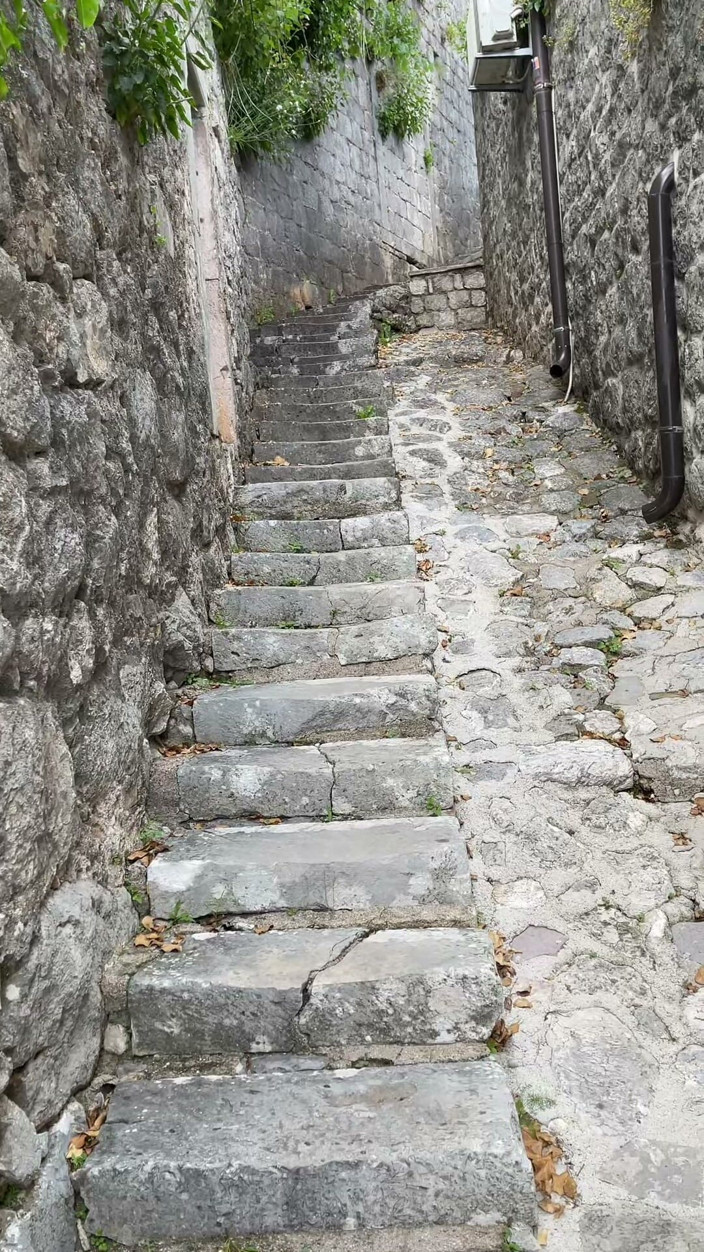 Johnny Grey: Abbiamo quasi beccati a scopare sulle scale in Montenegro