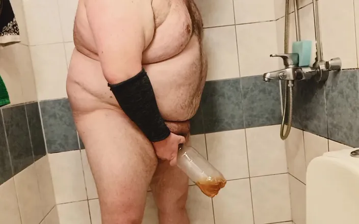 Big Pisser: Superchub Sigmamale Pisses in Botthe and Smears Himself with Urine.