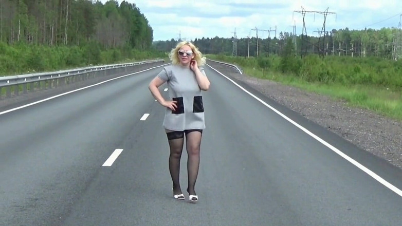 Nylon-Heels: Pe drum, o mamă sexy incitantă își arată pizda
