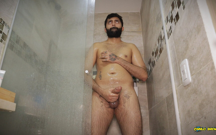 Camilo Brown: Hot Big Uncut Cock Daddy Camilo Brown obrzeża pod prysznicem...