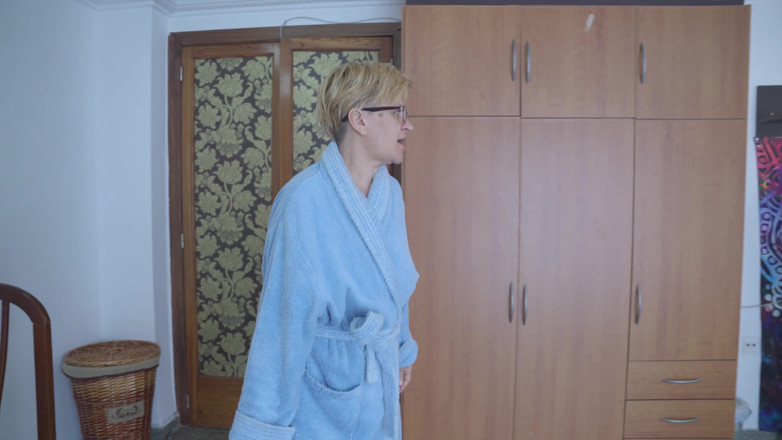 Julius_Dwayne: Služka myje detail na podlaze kalhotky
