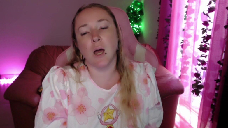 Kisicaxx: Velké černé péro uctívající sprosté řeči