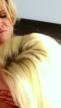 Fusta roz se stinge - Două bombe blonde se ling și se cu degetul