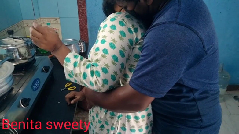 Benita sweety: Cucina gemendo caldo sesso marito e moglie