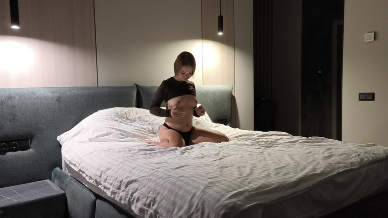 xKeryB: Студентка Испытывает Утренний Оргазм От Мастурбации Ее Мокрой Киски!