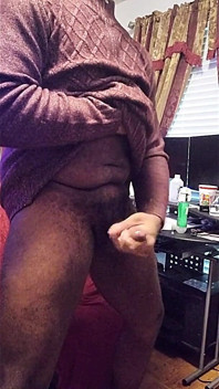Sexy jock schovává velký nástroj pod svým svetrem