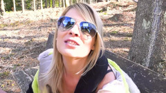 Deutschland Porno X: Niemiecka laska ssie 2 facetów na zewnątrz do spust w jej...