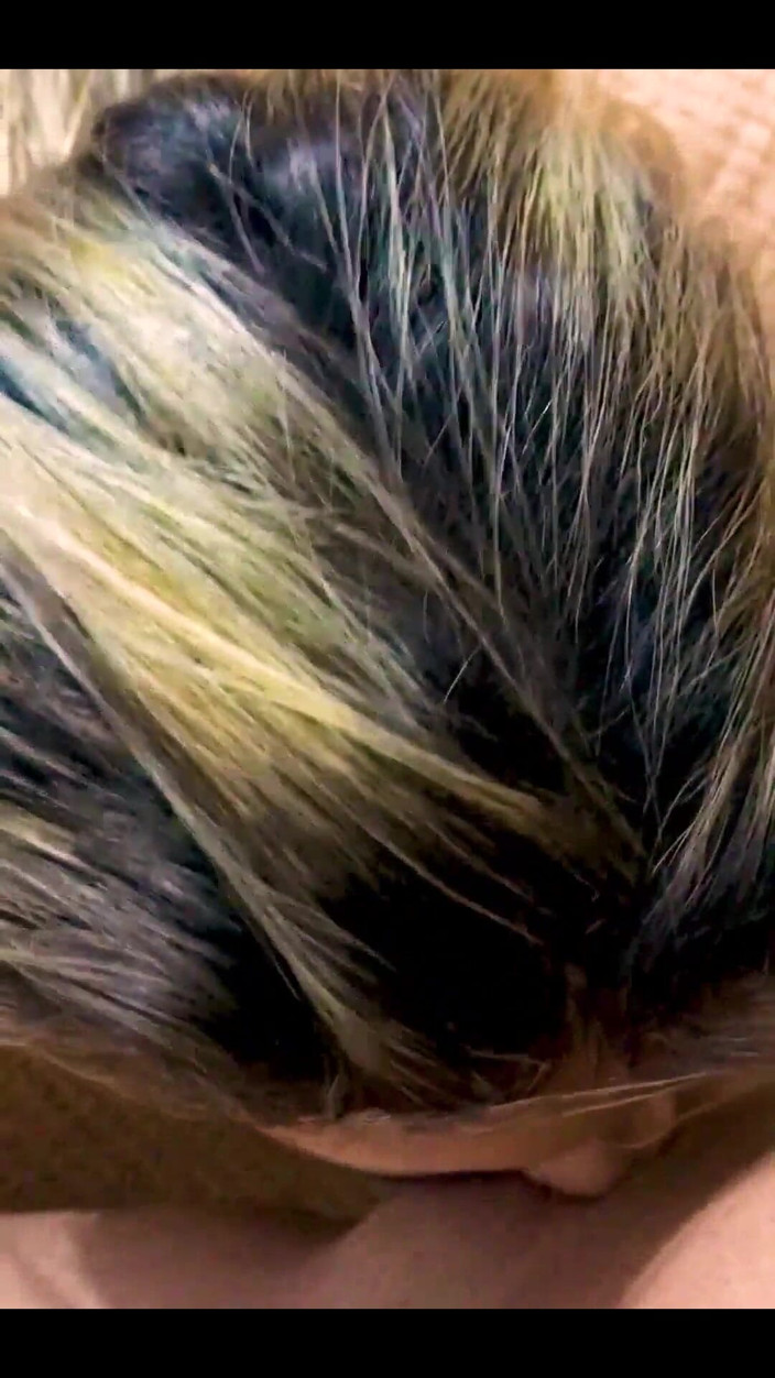 Naughty Girl TS: Freche blondine lutscht den gepumpten friseur im fitnessstudio