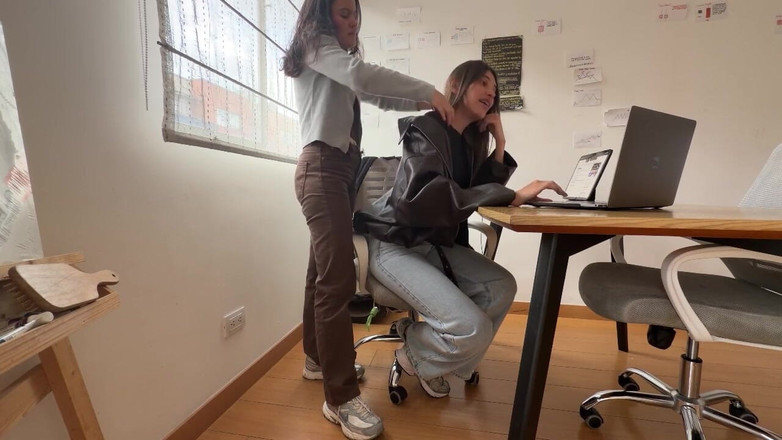 scarlettandc: Deri ceketleriyle oynayan lezbiyen fetişi