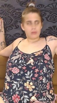 Abby'nin yüksek sesle kalın çıtır gırtlağına kadar aromalı köpüklü su