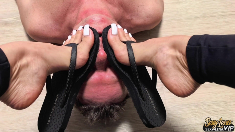 Goddess Lena: Infradito e lecca-lecca con piedi