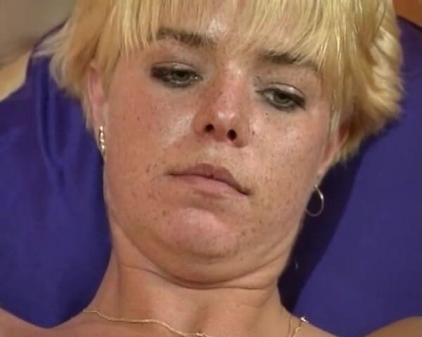 YOUR FIRST PORN: Malá Jenny musí opravdu čůrat