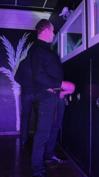 C’est ma première fois seul dans le cinéma porno !! Partie 2 Insémination Ao