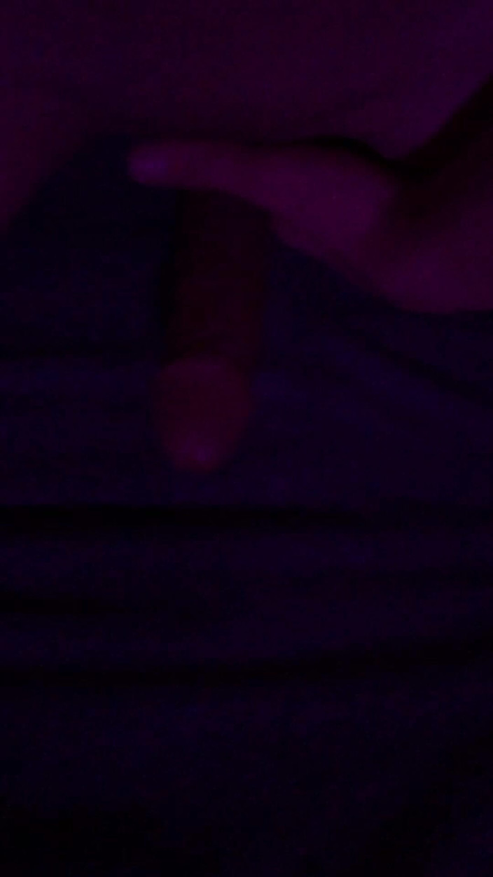 Femboy life: Uroczy, efemeryczny chłopak masturbujący się penisem