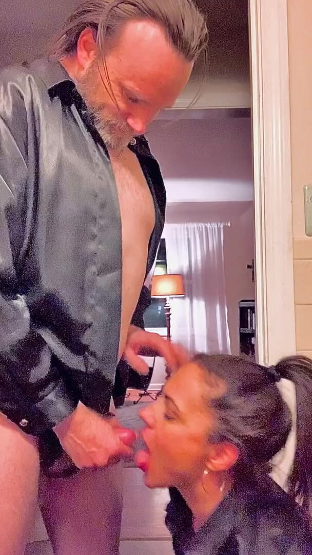 Satin Fetish King: Saténové kouření a šukání s nádhernou milfkou