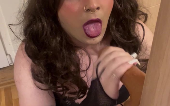 Sissyvalerie69: Hala gırtlağına kadar almaya çalışıyorum, gel bana yardım et?