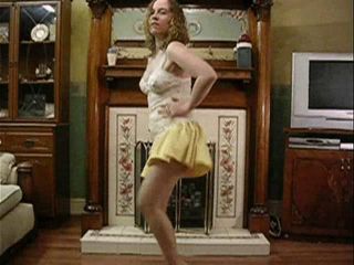 Horny vixen: 미니스커트와 팬티 스타킹을 입은 Haleys 스트립쇼 댄스