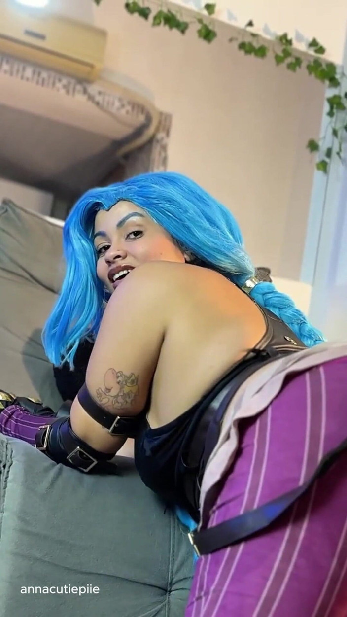 Cutiepiie Chubby: La sexy culona ebano scoreggia forte per te