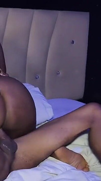Une salope BBW du coin se fait prendre par la gorge profonde et baiser