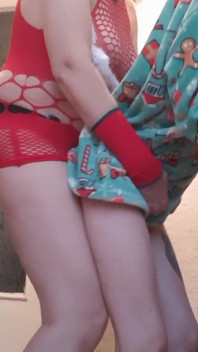 Mama mea vitregă mi-a dat un futai sexy în pizdă de Anul Nou (o surpriză de la mama mea vitregă cu un vibrator legat)
