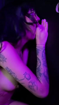 Morena com bunda grande recebe dois paus em Glory Hole