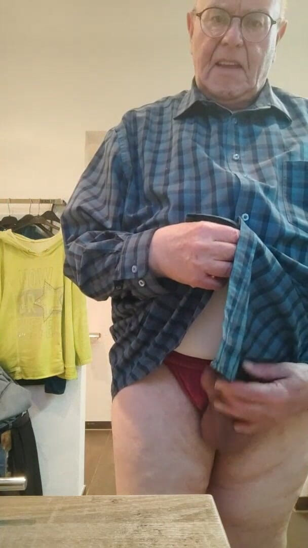 Karlchengeil: Saya mengunyah panty liner bekas Anda!