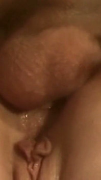 Blond milf tar djupt anal bultande från tapp