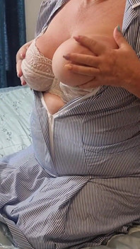 Naughty Nurse Julie - Bra Reveal &provocando peitos enormes - 002-s-v-3-enfermeira-mamas