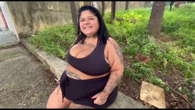 Mary Jhuana: Diosa BBW fumando su cigarrillo en público