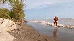 Skin and earth: Baculatý medvěd, Roztrhané mokré kalhotky, Nude Beach Jerkoff (skinandearth)