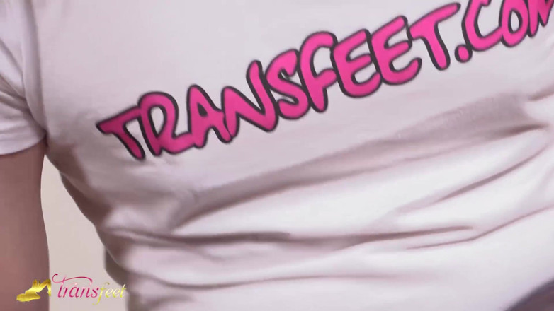 Trans and Cross-Dressers Feet: สาวผมน้ำตาล Irene Aoki ทรานนี่ชักว่าวแล้วโชว์เท้าสวย