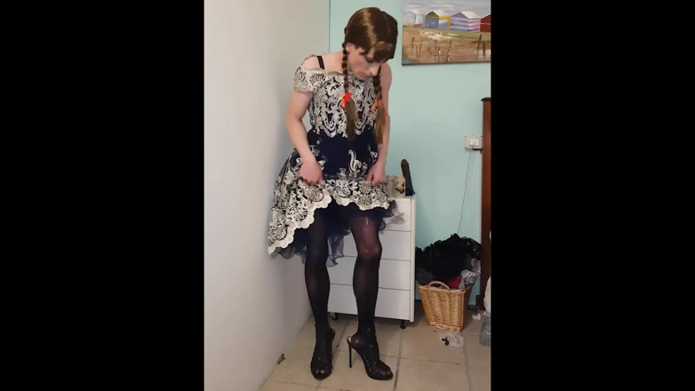 Trans and Cross-Dressers Feet: Tranny Helena Queen si hraje se svým tvrdým ptákem