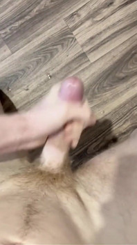 Twink - Corrida Larga. Explosión De Corrida Cachonda, Semen En El Piso, Piernas Peludas, Brazos Y Abdominales Calientes.