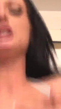 Sexy holka je tvrdě ošukána z velkého černého ptáka