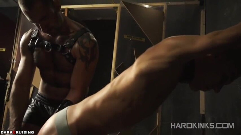 Hard Kinks: Молодой мужчина учится быть шлюшкой с папочкой-господином в коже