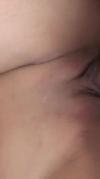 Büyük memeli sarışın orta yaşlı seksi kadın kanepede çığlık atarak orgazm oluyor