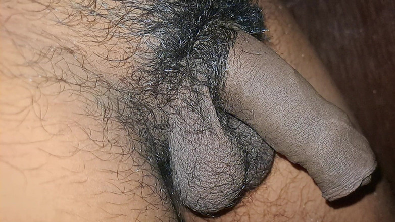 Desi Porn India 2: Il giovane ragazzo indiano di Desi piscia da solo.