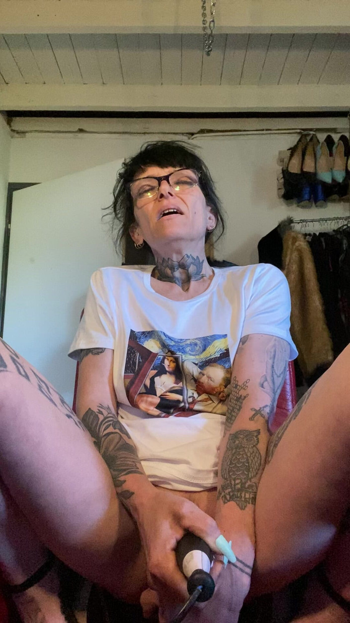 aewin11: 大假阳具上的流白浆高潮