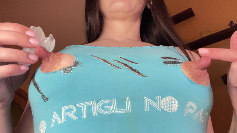 Kristi Ren: Lód sprawia, że moje ogromne sutki są jeszcze większe