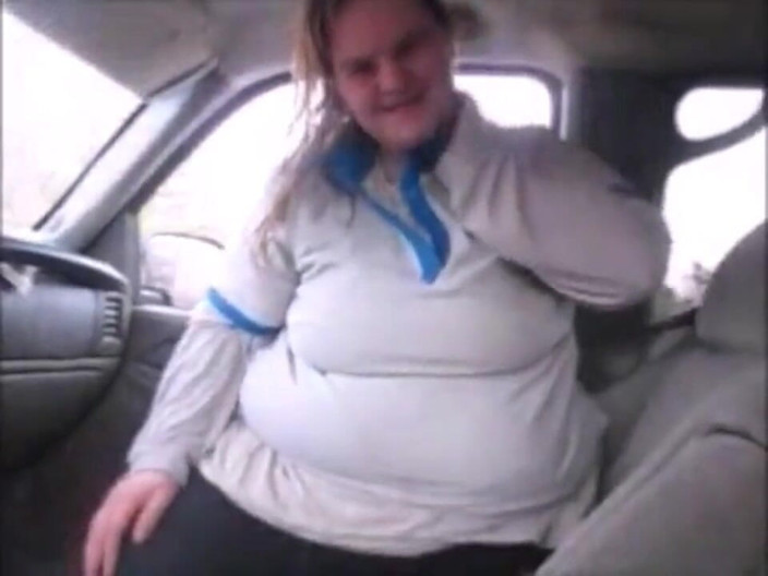Fat Goddes: Une femme suce un fan au travail - le suce profondément...