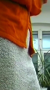 Reife brünette lutscht lila dildo, während sie schlampige muschi fingert