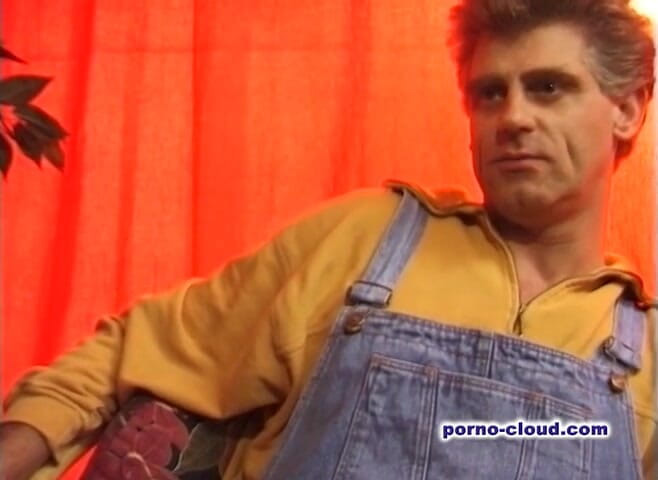 Porno Cloud: Fata dintre băieți
