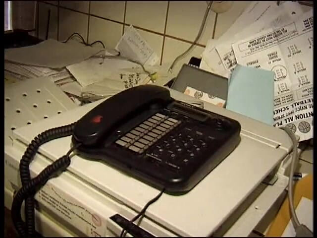 Group Bang: ゴージャスなブルネットが砲撃後背位スタイルのプールサイド
