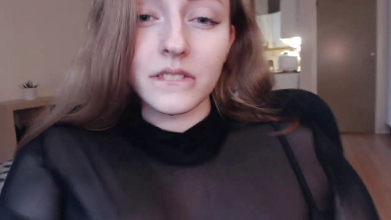 KissMyHips: Lesklé rty saje prsty, plive a slintá přes výstřih