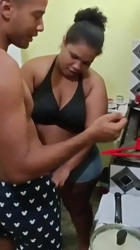Fazendo comida para a mulher que não para em casa