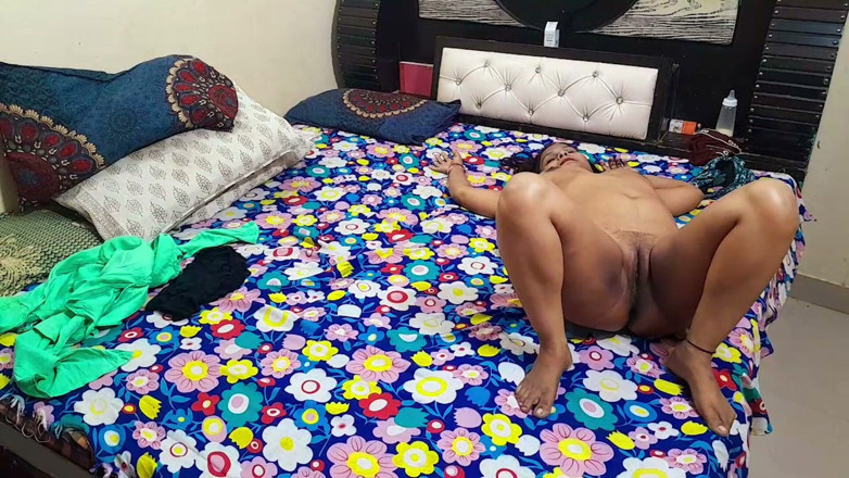 Hot Indian Aunty: Mătușă indiană cu curul mare, obraznică după sex dur
