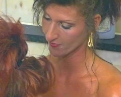 Alemã sapata na siririca em sessão de banheira apaixonada